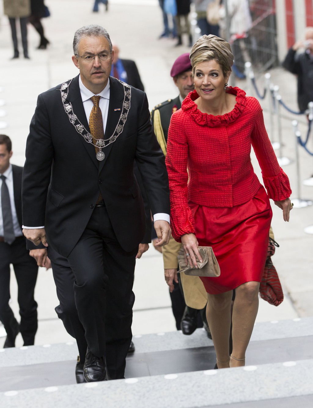 La regina Maxima d'Olanda e Aboutaleb. (Michel Porro/Getty Images)