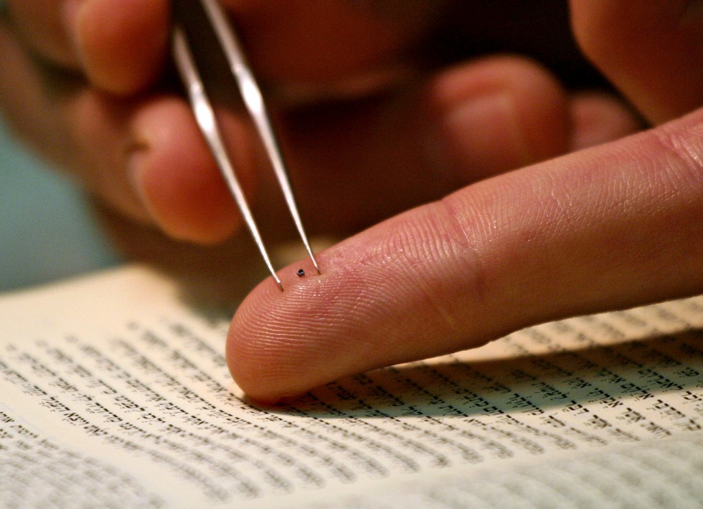 Israel To Present Pope With Nano-Bible