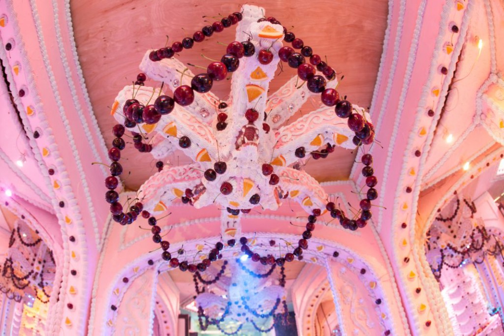 "Cakeland"  di Scott Hove , in esposizione alla Think Tank Gallery, LA