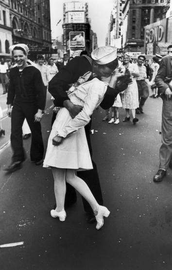 160523_DX_Eisenstaedt-Times-Square.jpg.CROP.promovar-medium2