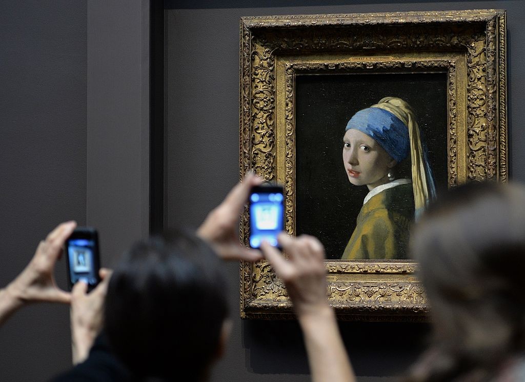 Risultati immagini per persone che scattano foto nei musei