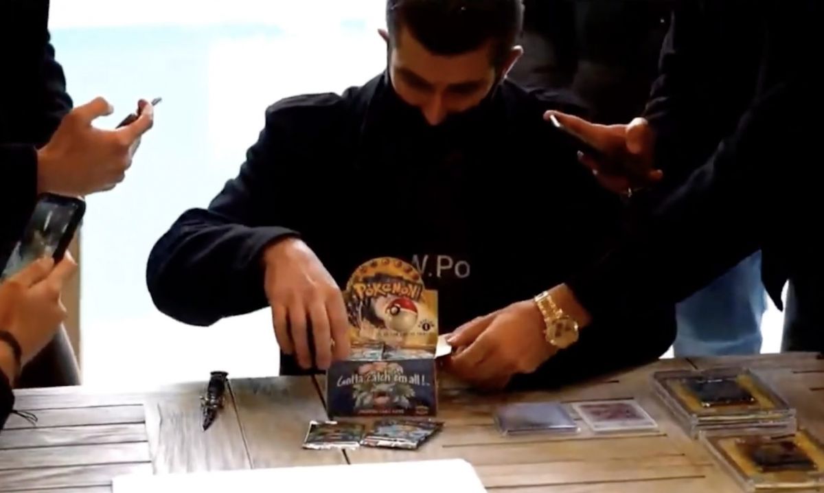 Un collezionista ha scoperto in diretta che la sua scatola di carte ...