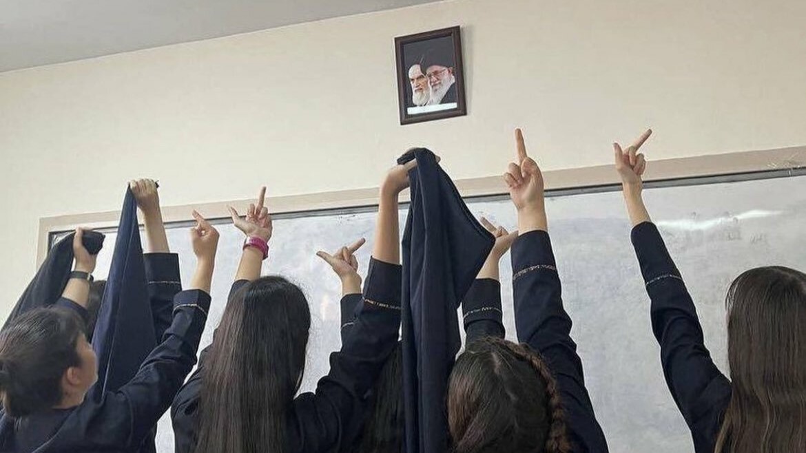 Le foto delle ragazze iraniane che fanno il dito medio all'ayatollah ...
