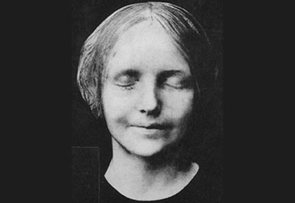 Il calco in gesso della sconosciuta della Senna, foto datata intorno al 1900.