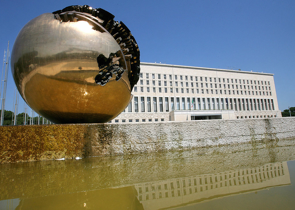 La sfera della Farnesina, a Roma, rappresentazione del "pianeta ideale" (Foto di Filippo Monteforte, AFP via Getty Images)