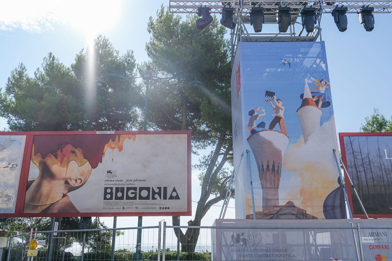 Il poster di Bugonia di Yorgos Lanthimos installato al Lido di Venezia, nei giorni precedente l'apertura della Mostra del cinema(Foto di Stefano Mazzola/Getty Images)