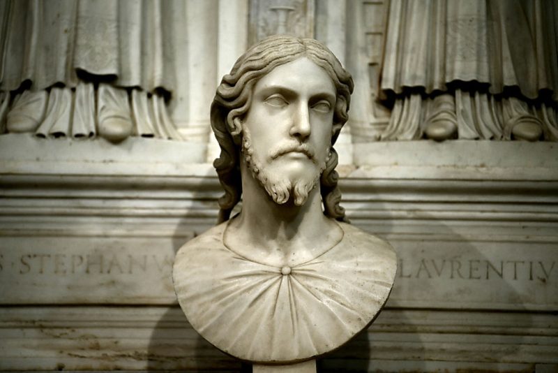 Il busto in marmo esposto all'interno della Basilica di Sant'Agnese fuori le mura, identificato come opera di Michelangelo Buonarroti, rimasto senza attribuzione per secoli, a seguito di un decennio di ricerche d'archivio condotte dalla ricercatrice italiana Valentina Salerno a Roma il 4 marzo 2026 (Foto di Filippo Monteforte/AFP via Getty Images)