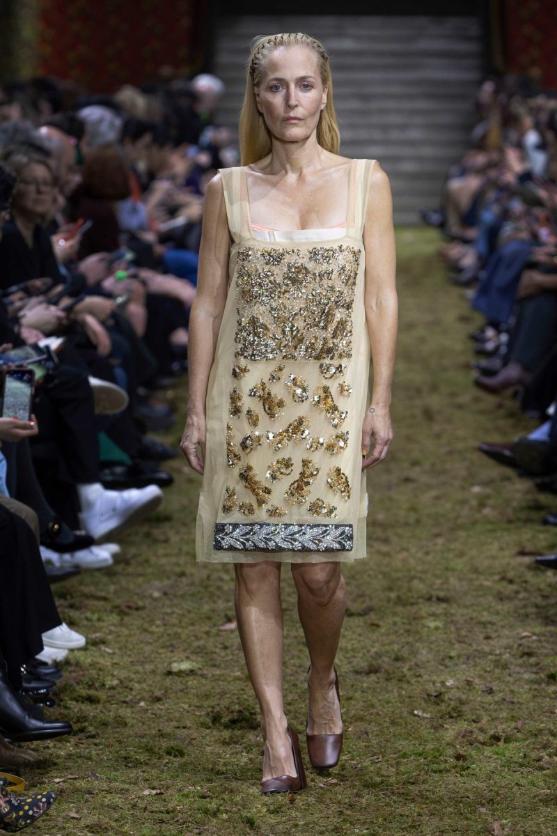 Gillian Anderson hanno sfilato per Miu Miu ricordandoci che gli Anni 90 sono stati bellissimi