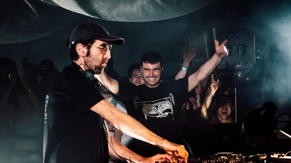 Fred Again ha messo su YouTube tutto il (già leggendario) concerto in cui ha suonato assieme a Thomas Bangalter dei Daft Punk | Rivista Studio