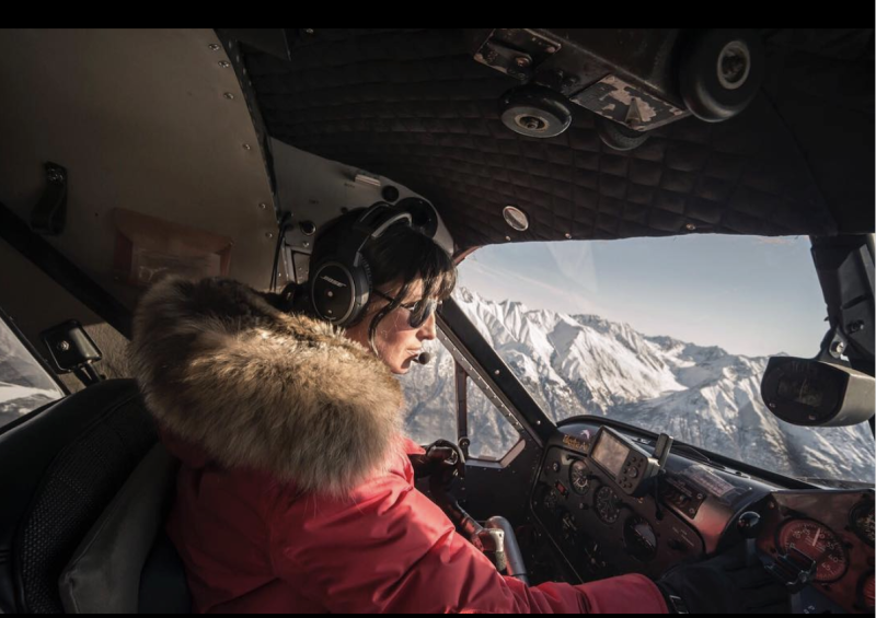 Un bush pilot dell'Alaska nel 2017 con indosso la giacca Gobi